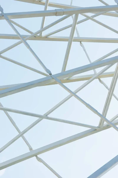 Metallic parts of observation wheel construction against blue sky in amusement park — Stock Photo