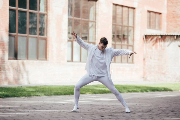 Bel giovane ballerino che esegue danza contemporanea in strada — Foto stock