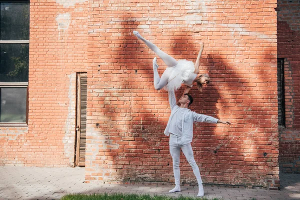 Belo jovem casal de dançarinos realizando dança de balé na rua da cidade — Fotografia de Stock
