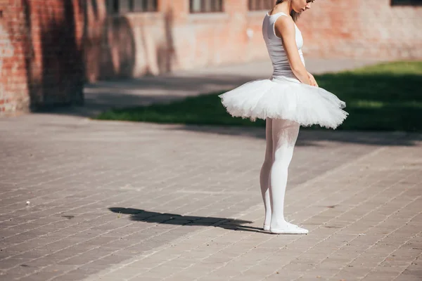 Tiro cortado de bailarina em saia de tutu branco em pé na rua — Fotografia de Stock