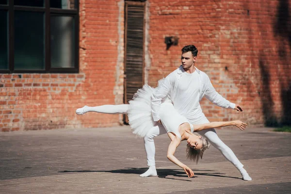 Beaux jeunes danseurs de ballet se produisant dans la rue urbaine de la ville — Photo de stock