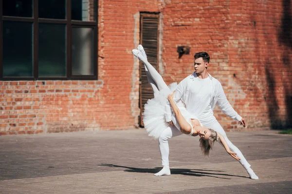 Beaux jeunes danseurs de ballet pratiquant dans la rue urbaine de la ville — Photo de stock