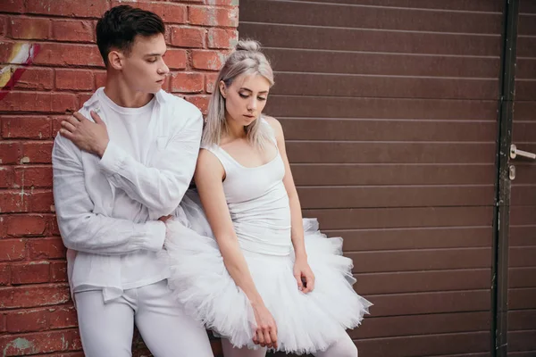 Belos bailarinos jovens de pé juntos perto da parede de tijolo — Fotografia de Stock