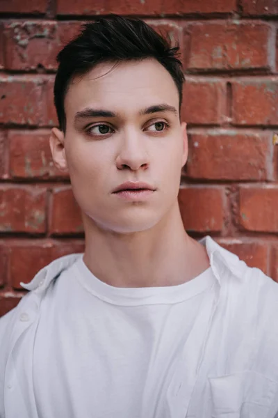 Retrato de belo jovem olhando para longe na rua — Fotografia de Stock