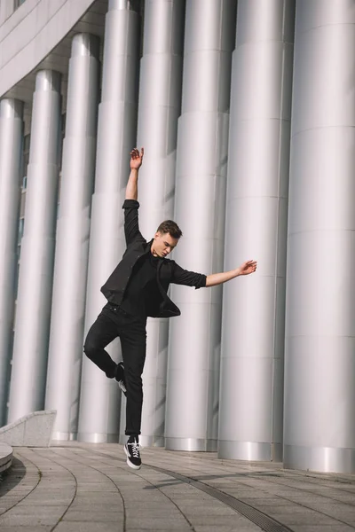 Junge zeitgenössische Tänzerin tanzt beim Sprung auf die Straße — Stockfoto