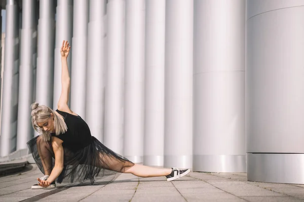 Bela jovem dançarina de balé na rua — Fotografia de Stock