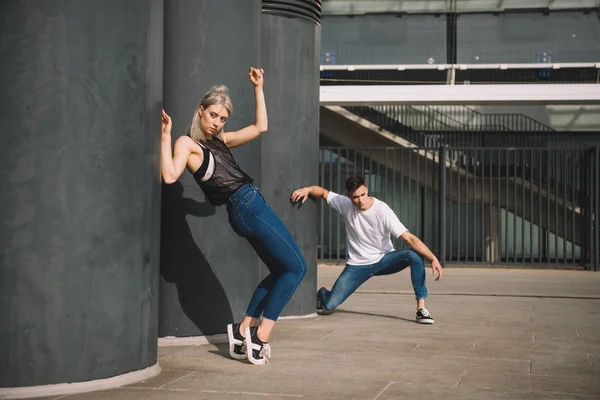 Schönes junges Paar tanzt auf der städtischen Straße — Stockfoto