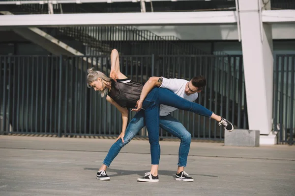 Молодая пара танцует на городской улице — стоковое фото