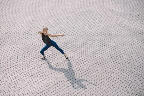 Vista ad alto angolo di giovane donna che esegue danza contemporanea sulla strada — Foto stock