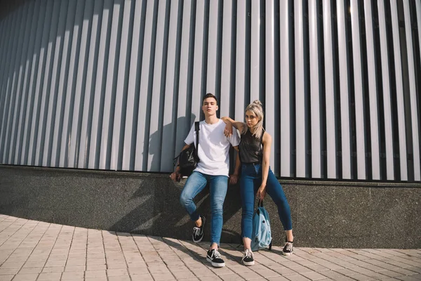 Красива стильна молода пара з рюкзаками, що стоять у місті — стокове фото