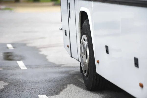 Вибірковий фокус білого проїзного автобусного колеса на міській вулиці — стокове фото