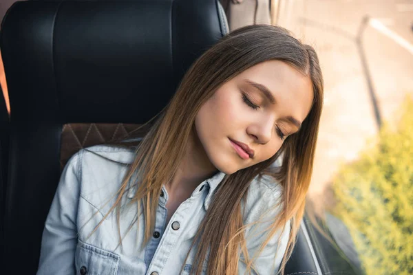 Joven atractiva mujer durmiendo durante el viaje en autobús de viaje - foto de stock