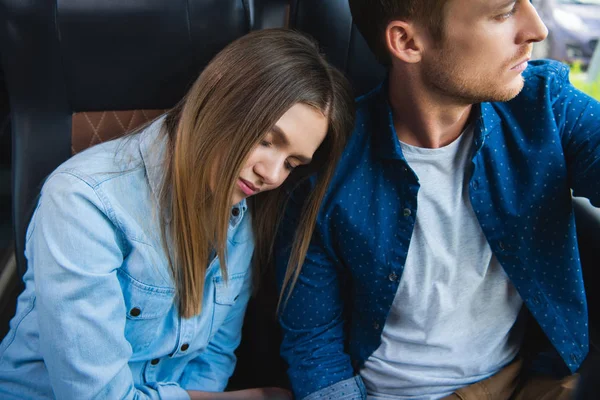 Hermosa mujer joven durmiendo en hombro novio durante el viaje en autobús de viaje - foto de stock