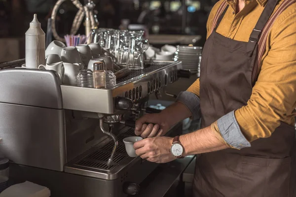 Plan recadré de barista professionnel préparant café avec machine à café dans le café — Photo de stock