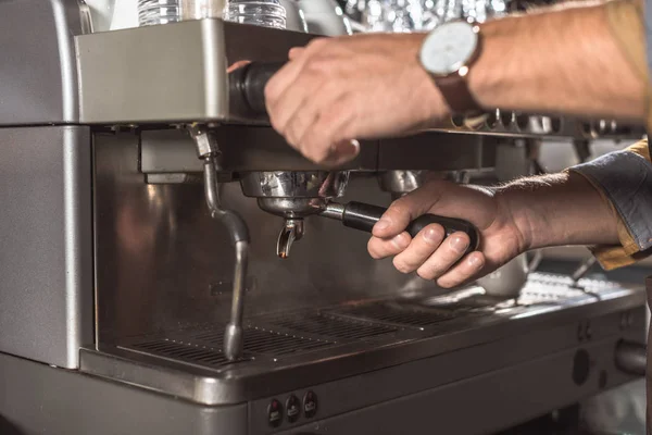 Colpo ritagliato di barista utilizzando la macchina da caffè nel ristorante — Foto stock