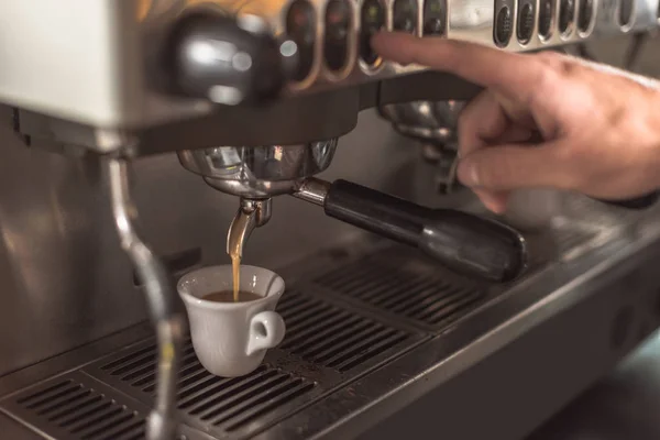 Schnappschuss eines Barista beim Zubereiten von Kaffee mit Kaffeemaschine im Restaurant — Stockfoto