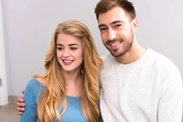 Close-up retrato de jovem casal abraçando e olhando para a câmera — Fotografia de Stock