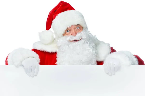 Santa Claus en sombrero rojo con tablero vacío aislado en blanco - foto de stock