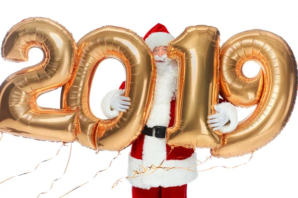 Engraçado santa claus segurando ano novo 2019 balões dourados isolados no branco — Fotografia de Stock