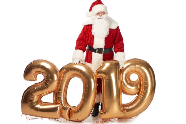 Papai Noel posando com ano novo 2019 balões dourados isolados em branco — Fotografia de Stock