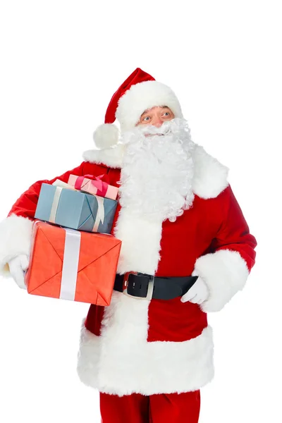 Nachdenklicher Weihnachtsmann mit Weihnachtsgeschenken isoliert auf weiß — Stockfoto