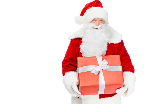 Санта Клаус тримає червоний різдвяний подарунок ізольований на білому — стокове фото