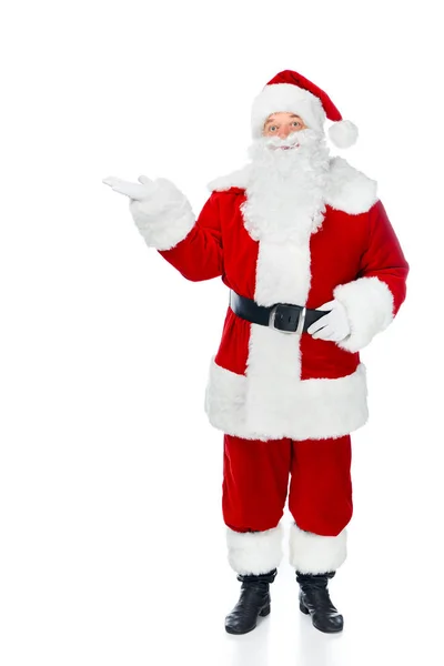 Bärtiger Weihnachtsmann im roten Kostüm, der etwas Isoliertes auf Weiß präsentiert — Stockfoto