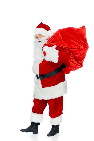 Santa claus llevando bolsa de Navidad roja aislada en blanco - foto de stock