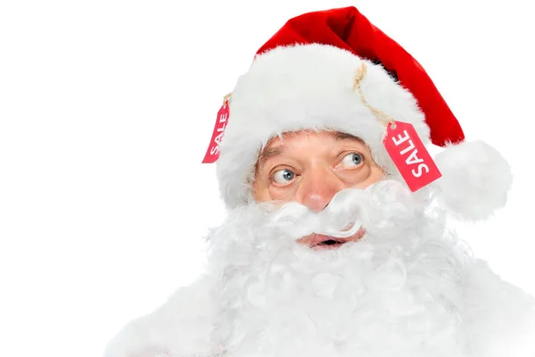 Barbu santa claus avec des étiquettes de vente isolé sur blanc — Photo de stock