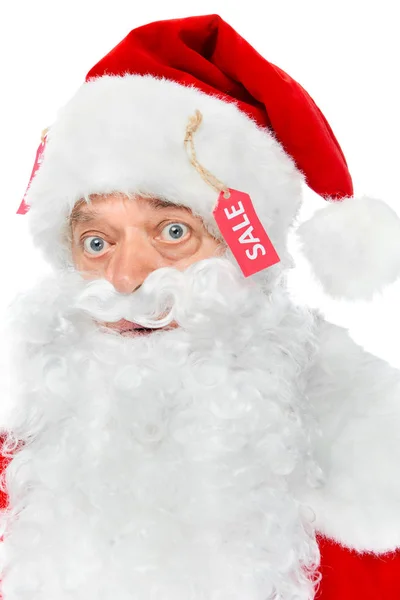 Бородатый Санта-Клаус в красной шляпе с бирками продажи изолированы на белом — стоковое фото