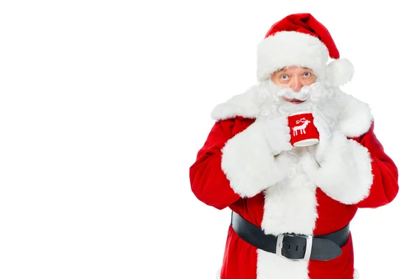 Санта Клаус тримає чашку гарячої кави ізольовано на білому — стокове фото