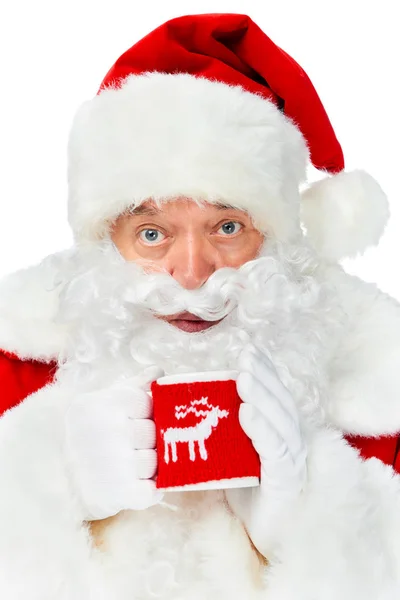 Бородатый Санта-Клаус держа чашку кофе изолированы на белом — стоковое фото
