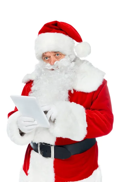 Ernsthafte Weihnachtsmann mit digitalem Tablet isoliert auf weiß — Stockfoto