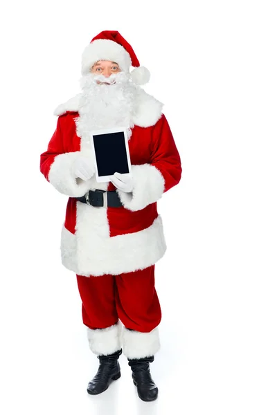 Glücklich Weihnachtsmann zeigt digitale Tablette mit leerem Bildschirm isoliert auf weiß — Stockfoto