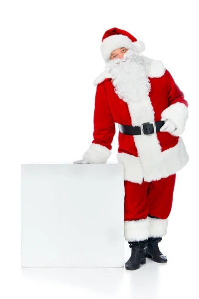 Weihnachtsmann posiert in der Nähe eines leeren weißen Würfels mit Kopierraum isoliert auf weiß — Stockfoto