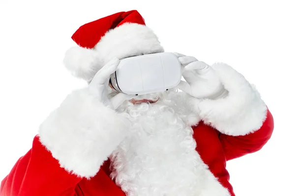 Santa claus en utilisant un casque de réalité virtuelle isolé sur blanc — Photo de stock