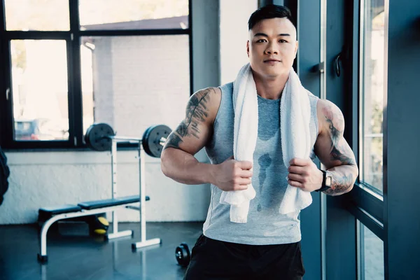 Joven asiático deportista con toalla después de largo entrenamiento - foto de stock