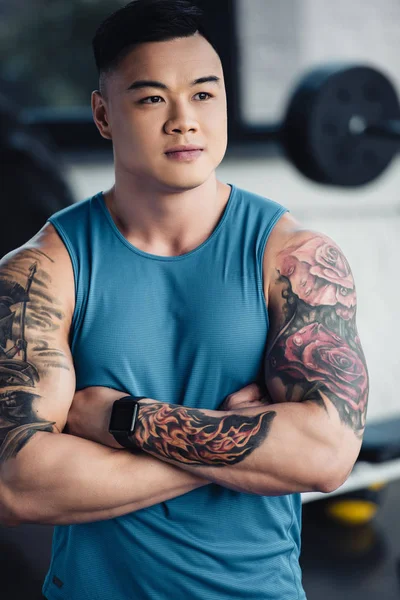 Retrato de muscular jovem asain desportista no ginásio vestindo azul — Fotografia de Stock