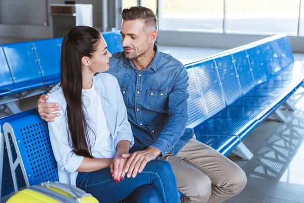 Mann umarmt und sieht seine schöne Freundin am Flughafen an — Stockfoto