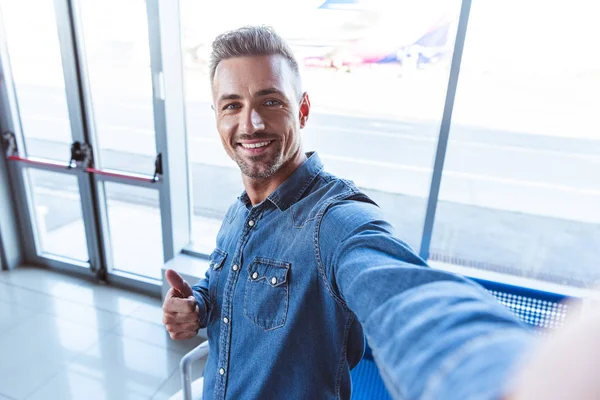 Beau mec prenant selfie à l'aéroport — Photo de stock