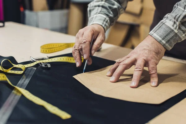 Abgeschnittenes Bild eines männlichen Handtaschenhandwerkers aus Leder, der im Atelier arbeitet — Stockfoto