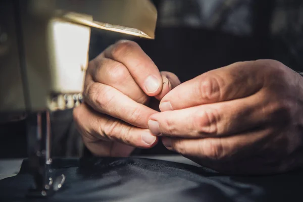 Abgeschnittenes Bild eines männlichen Handtaschenmachers beim Nähen im Atelier — Stockfoto