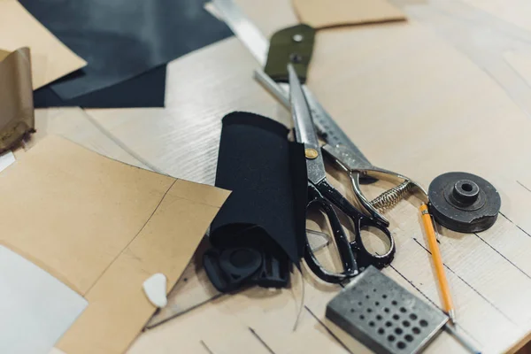 Вибірковий фокус робочого місця кравця з ножицями та тканиною в студії — Stock Photo