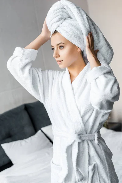 Chica atractiva en albornoz blanco con toalla en la cabeza - foto de stock