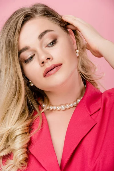 Retrato de atraente elegante plus size mulher olhando para longe isolado em rosa — Fotografia de Stock