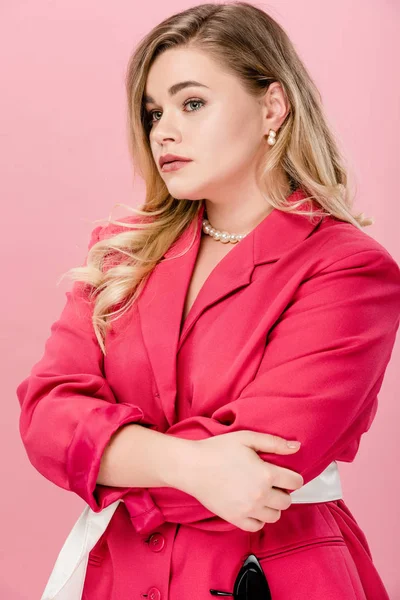 Bela elegante jovem mulher oversize posando com braços cruzados isolado em rosa — Fotografia de Stock