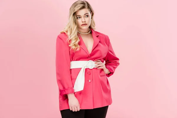 Bella moda giovane donna oversize guardando lontano isolato sul rosa — Foto stock