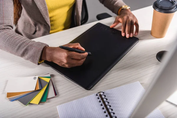 Vue partielle du designer afro-américain à l'aide d'une tablette graphique au bureau moderne — Photo de stock