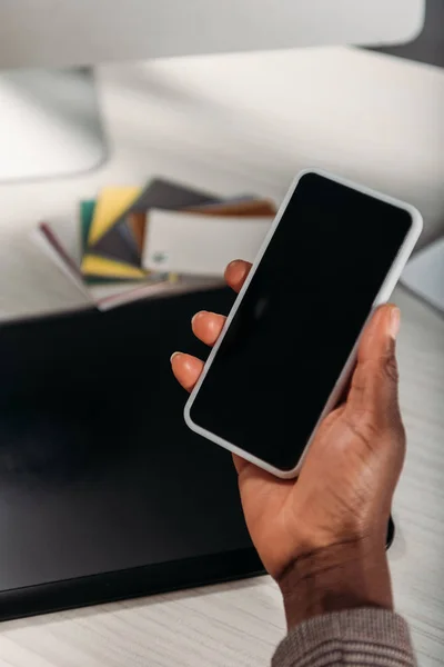 Vue recadrée de femme d'affaires afro-américaine tenant du café à emporter et smartphone avec écran blanc — Photo de stock