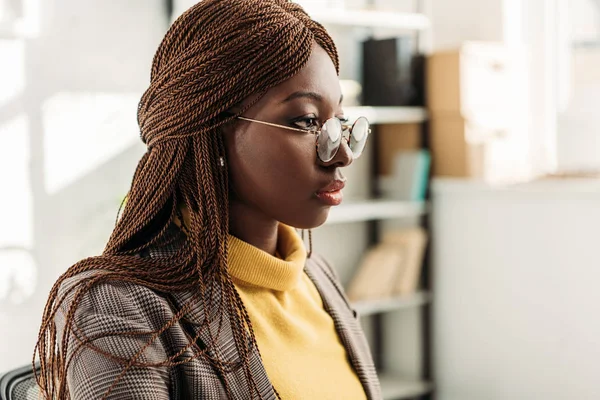 Portrait de femme d'affaires adulte afro-américaine élégante en tenue de formar et lunettes rondes — Photo de stock